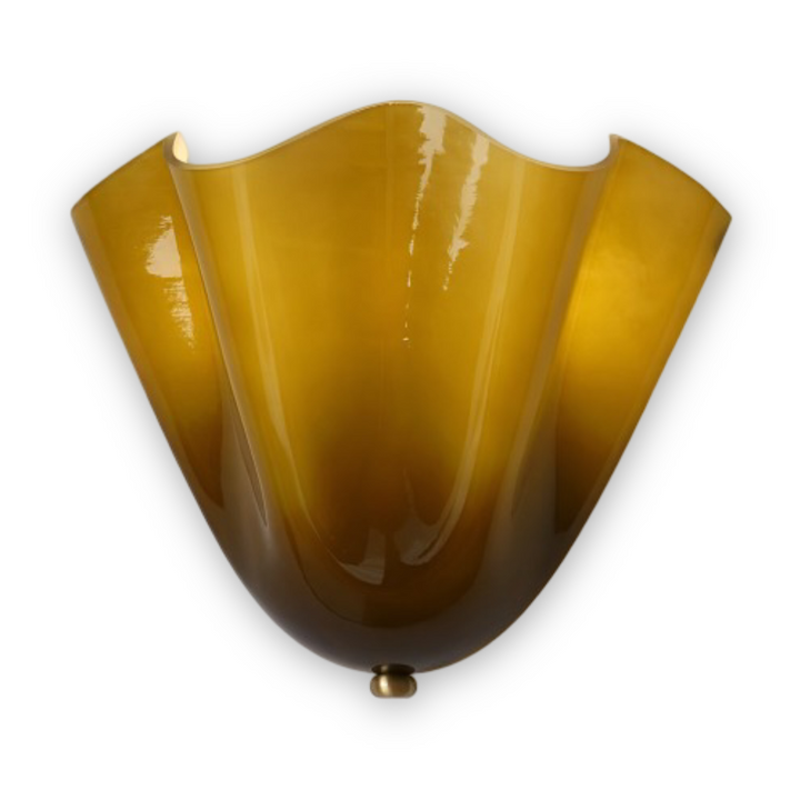 Modern och stilren vägglampa med snäckdesign, en given inredningsdetalj.