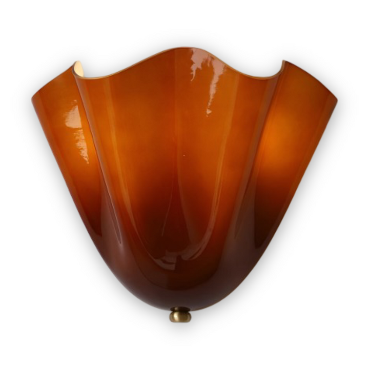 Exklusiv designlampa, väggmonterad, med distinkt snäckdesign.