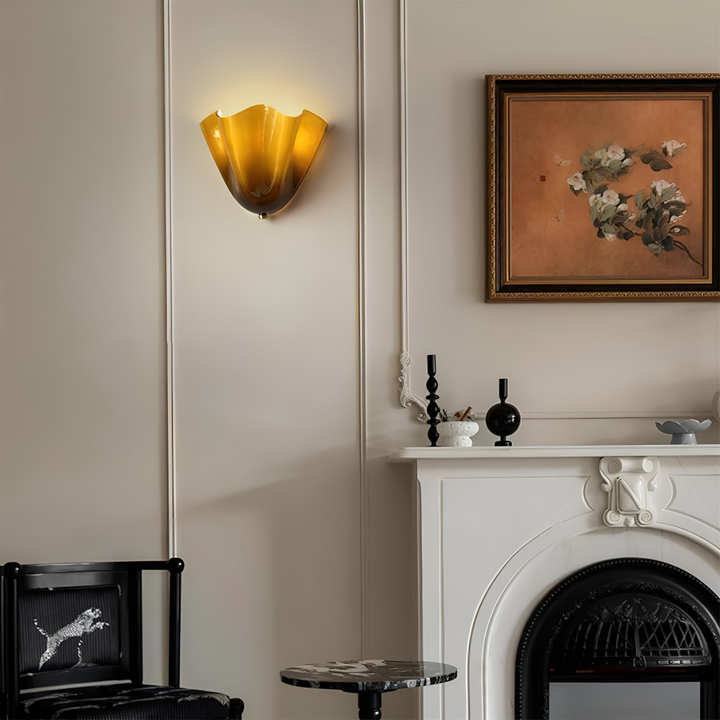 Exklusiv vägglampa med snäcka-design som en elegant dekorationslampa.
