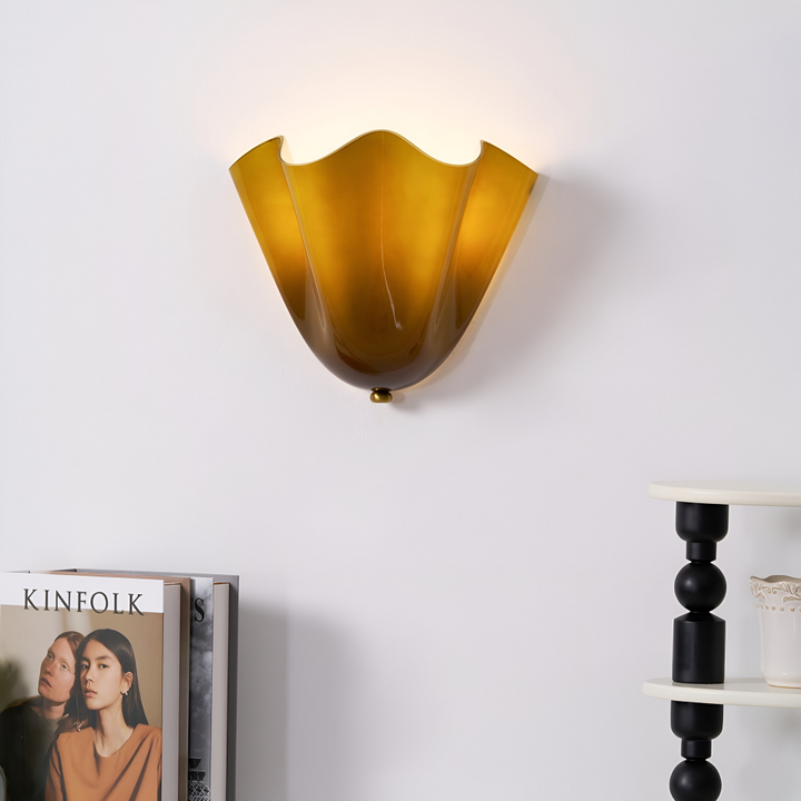 Dimbar snäckvägglampa, skapar varm och mysig atmosfär i hemmet.
