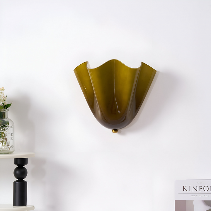 Innovativ LED vägglampa i snäckform för modern och funktionell belysning.