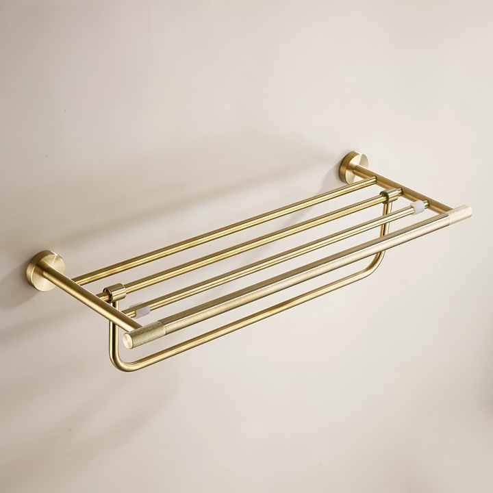 Elegant väggmonterad handduksstång i borstad guld, perfekt för badrumsinredning.