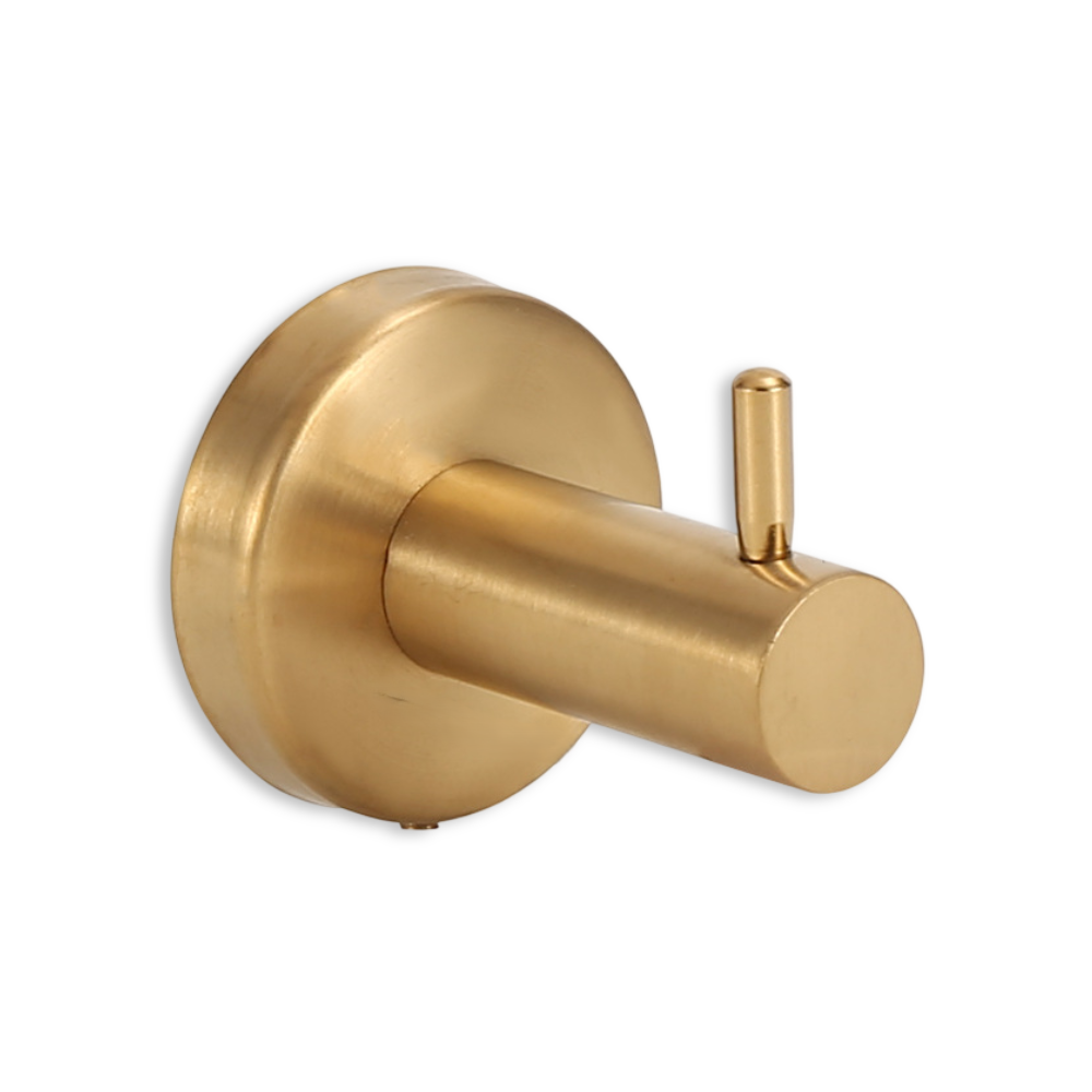 Borstad guld handduksstång med matchande klädkrok, skapar en enhetlig badrumsdesign.
