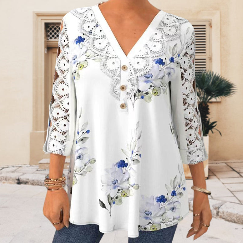 Elegant V-ringad blus med blommigt mönster och spetsdetaljer, trekvartsärmar, passform för casual och formella tillfällen.