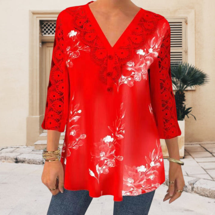 Elegant V-ringad blus med blommigt mönster och spetsdetaljer, trekvartsärmar, passform för casual och formella tillfällen.