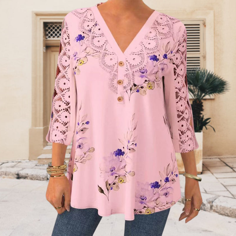 Elegant V-ringad blus med blommigt mönster och spetsdetaljer, trekvartsärmar, passform för casual och formella tillfällen.