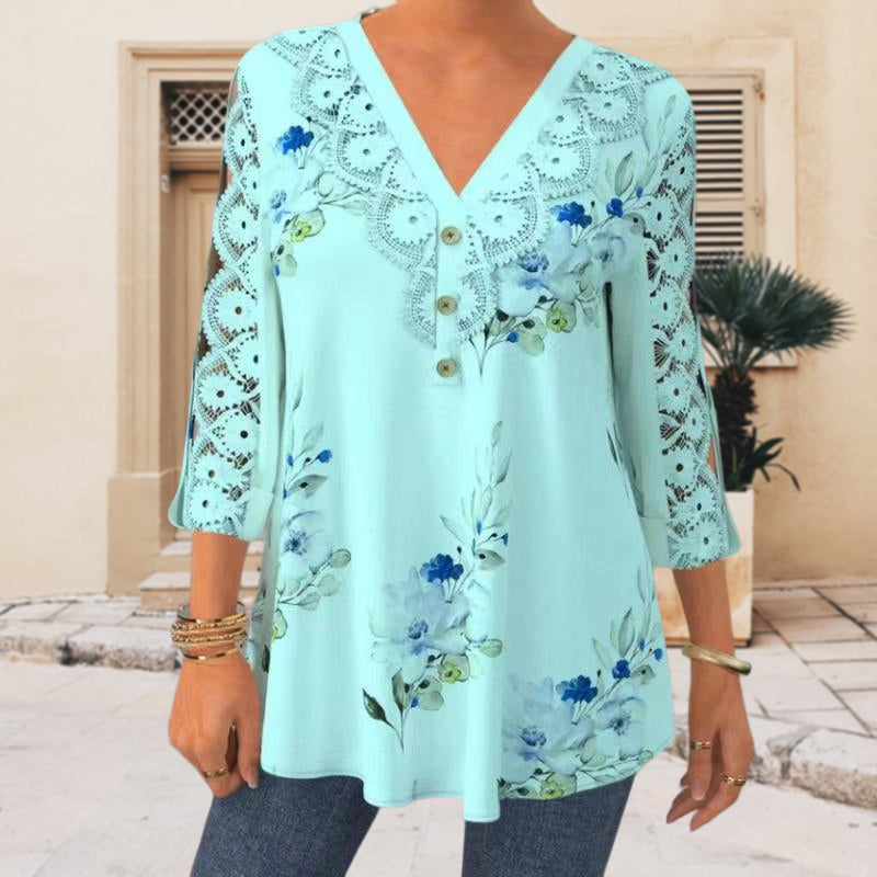 Elegant V-ringad blus med blommigt mönster och spetsdetaljer, trekvartsärmar, passform för casual och formella tillfällen.