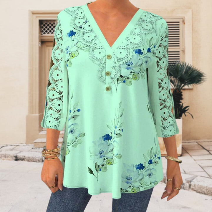 Elegant V-ringad blus med blommigt mönster och spetsdetaljer, trekvartsärmar, passform för casual och formella tillfällen.