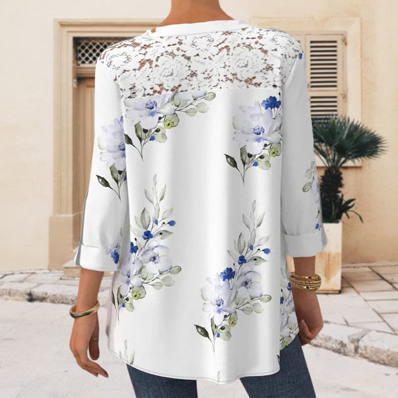 Elegant V-ringad blus med blommigt mönster och spetsdetaljer, trekvartsärmar, passform för casual och formella tillfällen.
