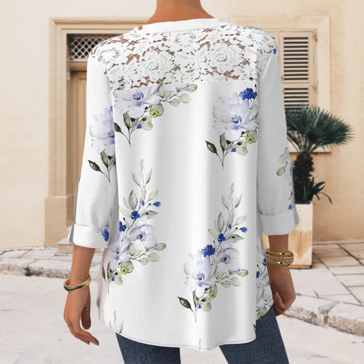 Elegant V-ringad blus med blommigt mönster och spetsdetaljer, trekvartsärmar, passform för casual och formella tillfällen.