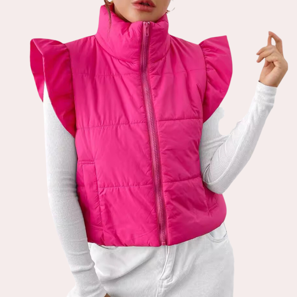 Rosa vadderad damväst. Moderiktigt och varmt höstmode, idealiskt som lagerplagg för kvinnor.
