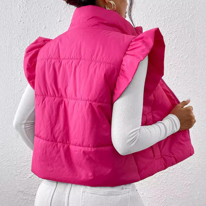 Trendig vadderad damväst. Elegant och bekvämt ytterplagg som lyfter höstoutfiten för kvinnor.