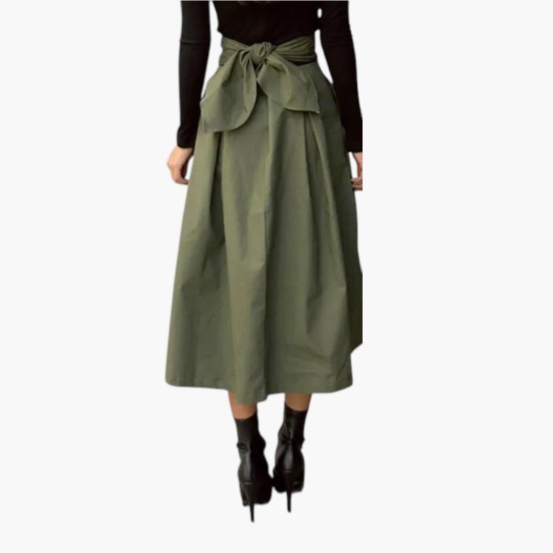 Elegant veckad midi-kjol för kvinnor med hög midja och chic knytdetalj, perfekt för både vardag och fest.