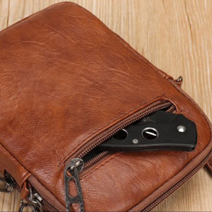 Insidan av en vintage mini crossbody-väska som visar dess rymliga fack.