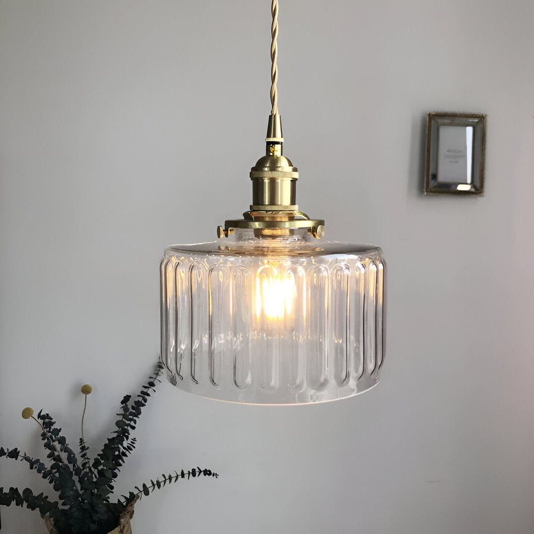 Grön cylindrisk hänglampa i vintage stil. Modern inredningsbelysning.
