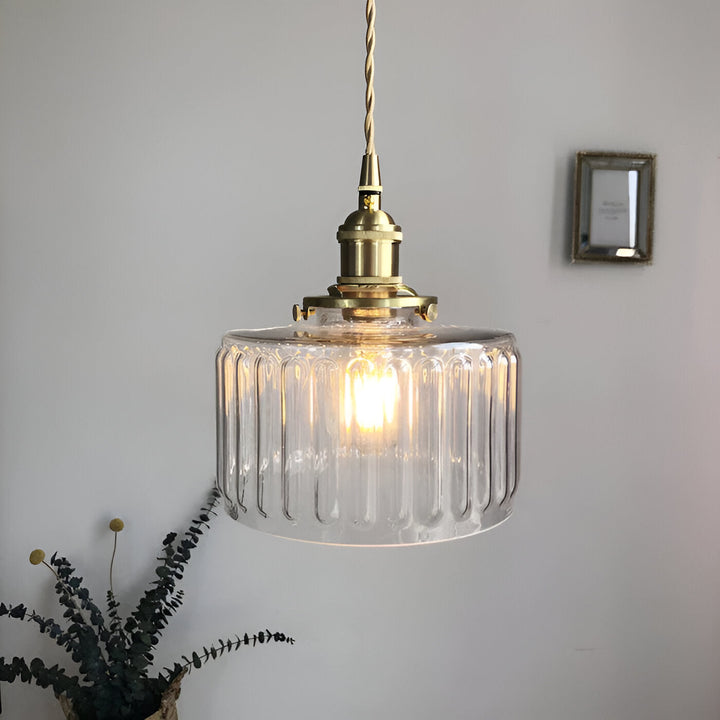 Grön cylindrisk hänglampa i vintage stil. Modern inredningsbelysning.