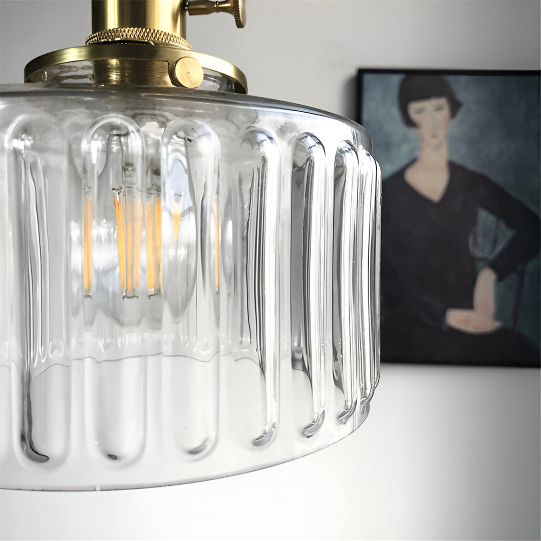 Elegant cylindrisk hänglampa i beige. Passar vardagsrum och sovrum.