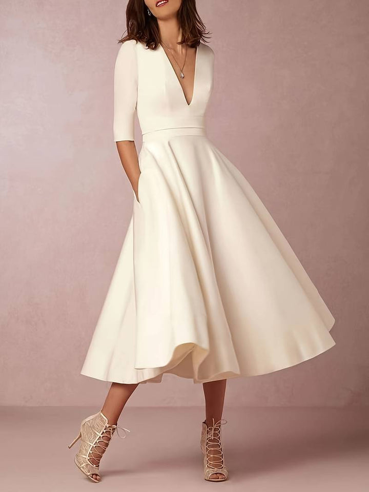 Elegant vit A-linje swingklänning för dam, retro 60-talsstil. Perfekt höstklänning för fest och dans.