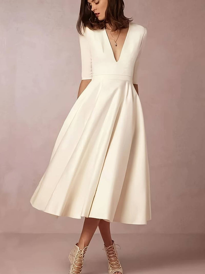 Vit retro swingklänning dam med A-linje, vintage 60-tals design. Tidlös elegant festklänning för hösten.