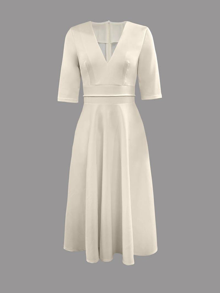 Tidlös vit A-linje festklänning för dam, retro swingklänning i elegant 60-talsstil. Idealisk dansklänning höst.