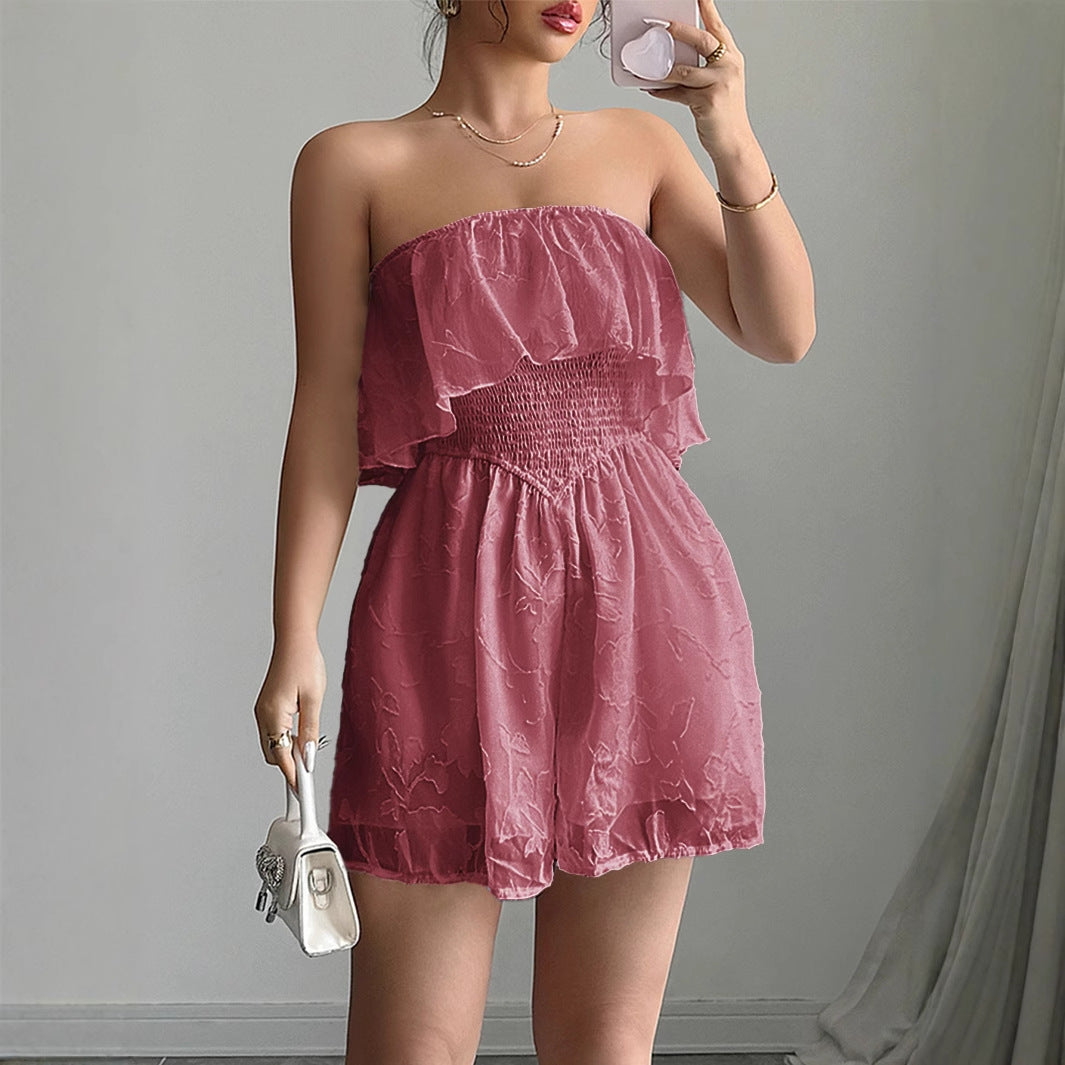 Bekväm rosé bandeau jumpsuit för kvinnor med fina volanger, idealisk som festkläder eller strandplagg.