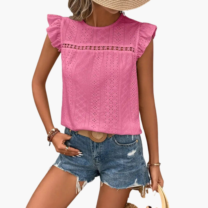 Trendig dam-t-shirt med unika volangärmar och klassisk rund hals, idealisk för en elegant sommarlook.