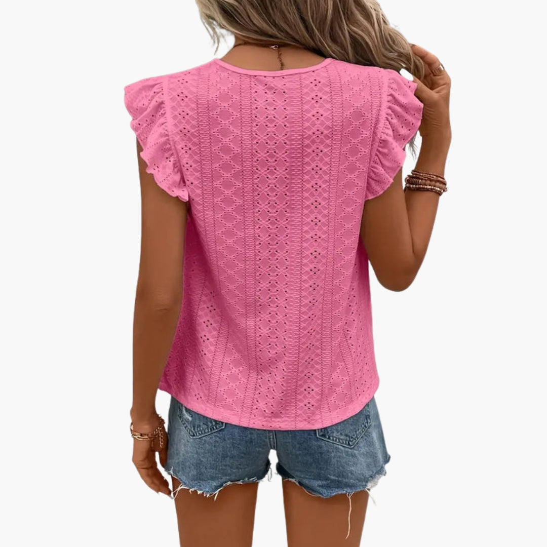 Stilren vit dam-t-shirt med smickrande rund hals och lekfulla volangärmar, bekväm och chic.