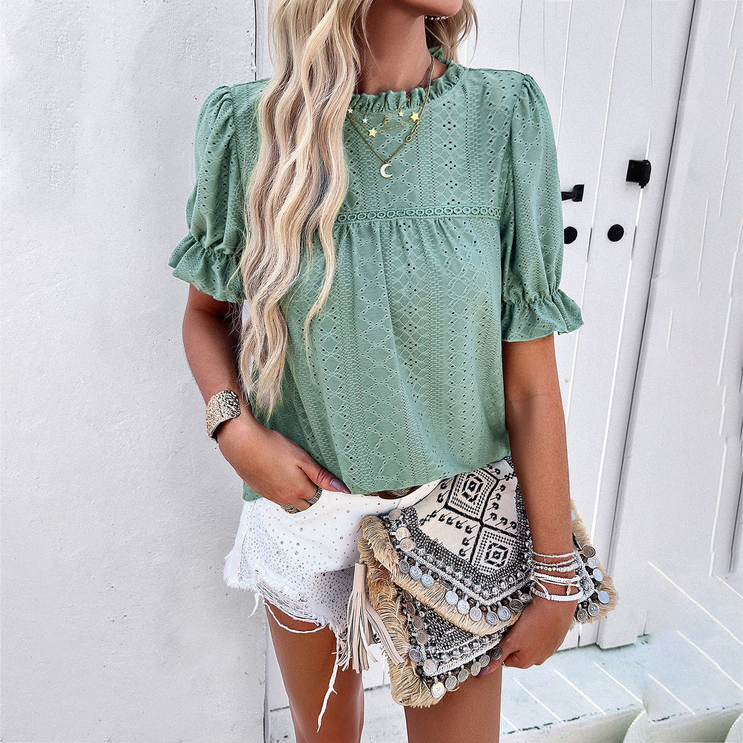 Elegant vit damblus i bomull med vackra volanger, perfekt för sommar och vardagsstil.