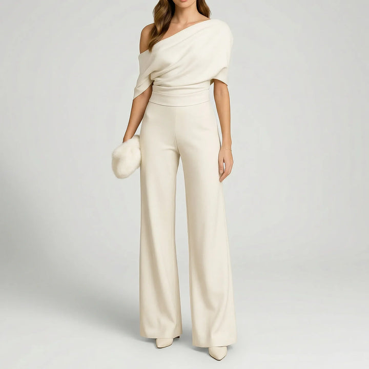 Stilren svart damjumpsuit Matilda, en bekväm heldräkt för kvinnor. Elegant för både vardag och fest.