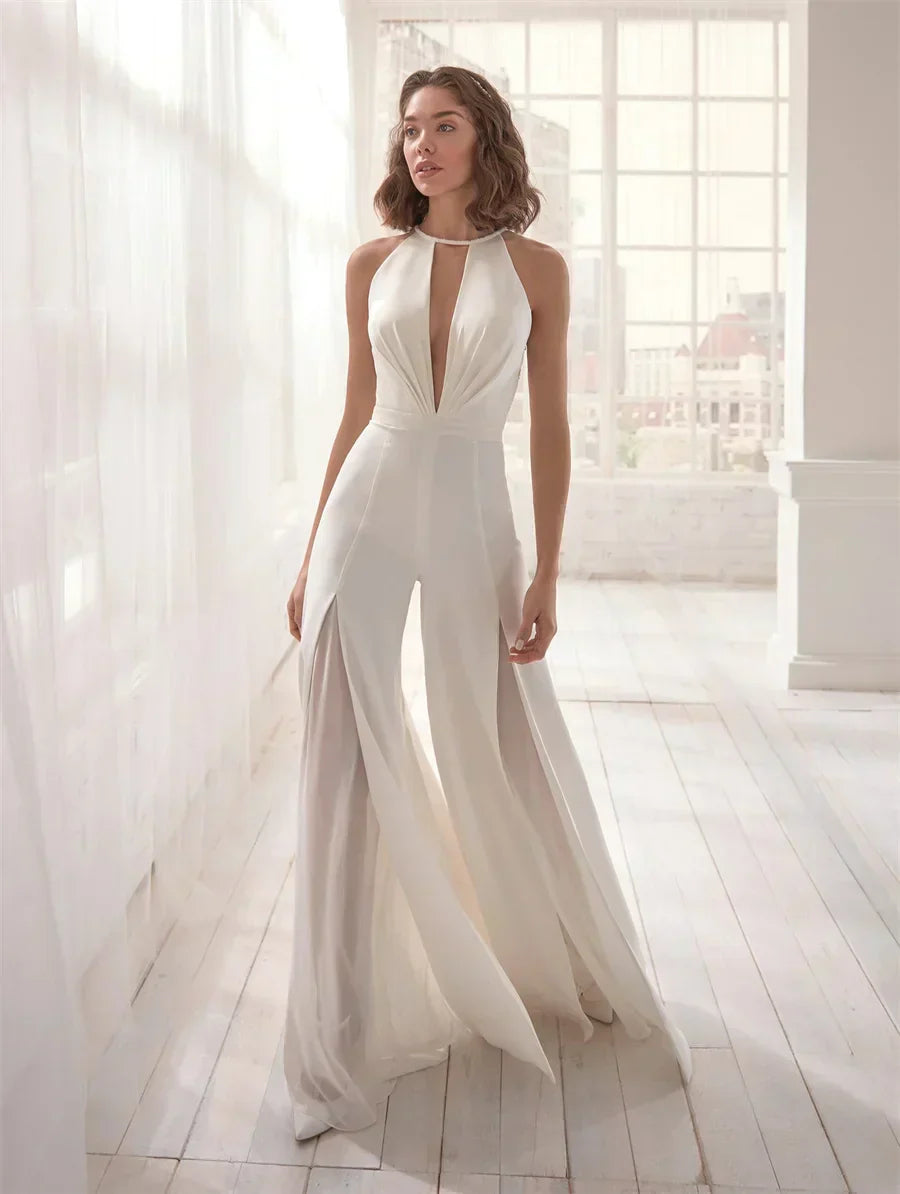 Elegant vit damjumpsuit med djup V-ringning, perfekt för fest och sommarvardag. Modern design.