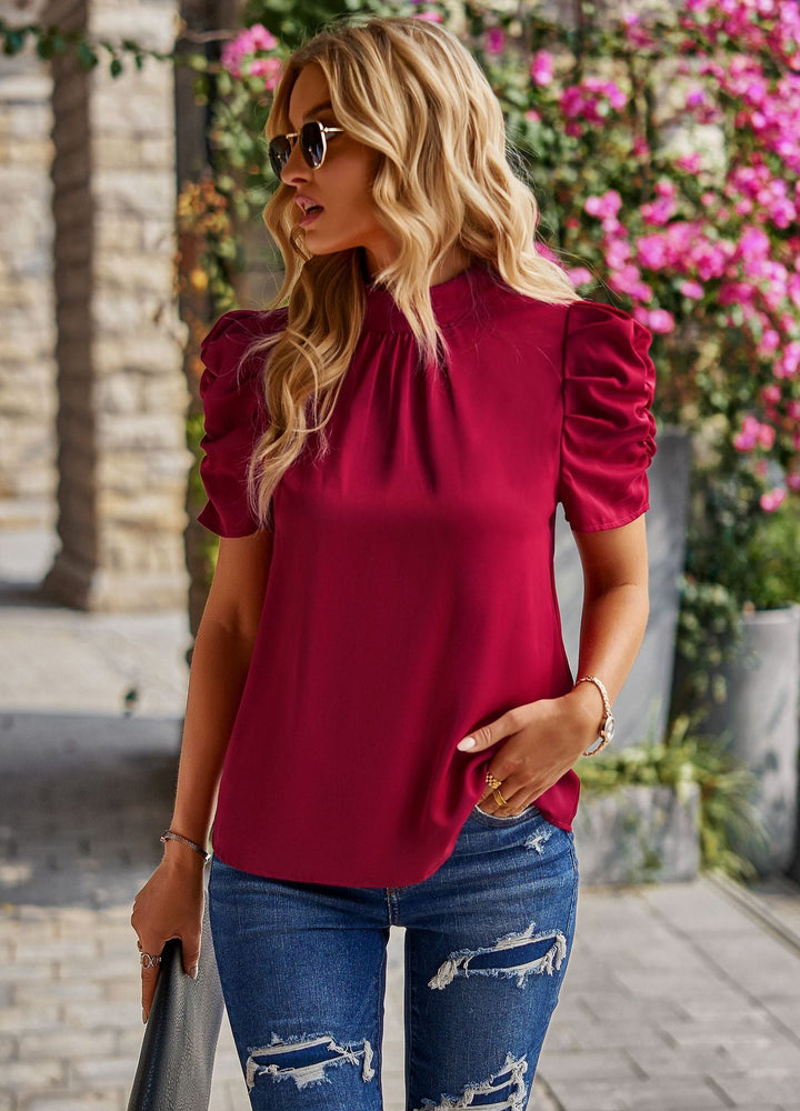 Vit elegant festtopp med puffärmar & volanger. En feminin sommarstil som är både trendig & bekväm.