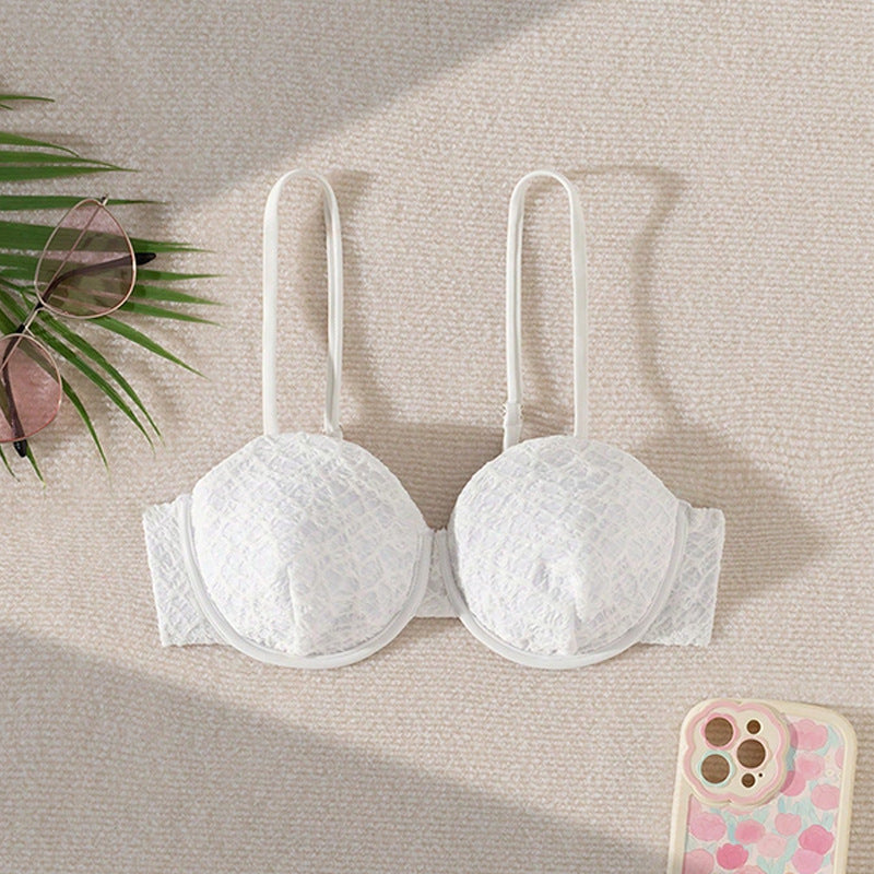 Feminina spetsunderkläder: Dam push-up BH med delikat vit spetsstruktur, perfekt för en elegant look.