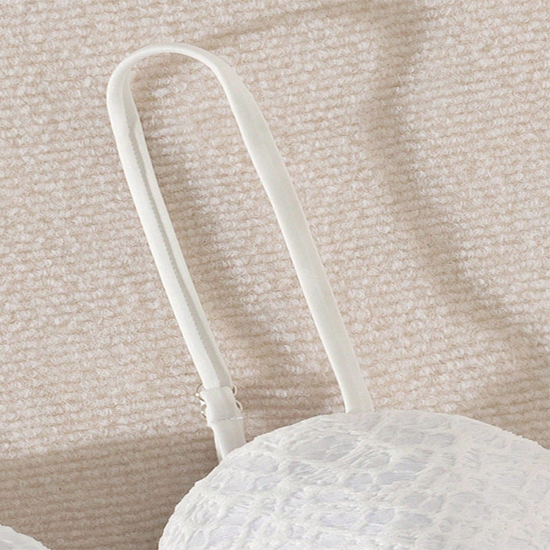 Vit spets push-up BH för damer. Eleganta underkläder med bystformande effekt och detaljerad spetsdesign.