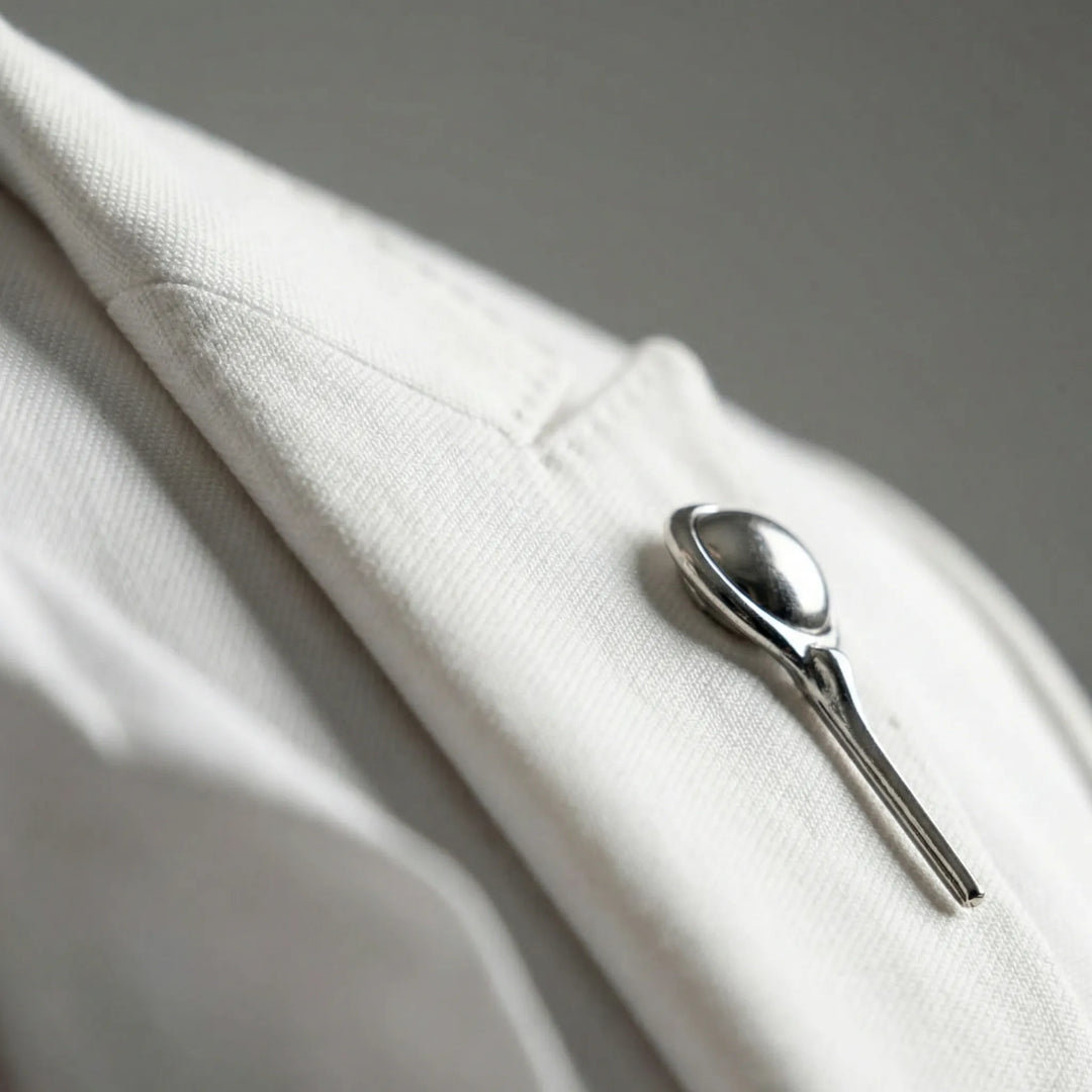 Stilren vit slim fit kostym, modern design med elegant passform för kontors- och festkläder.