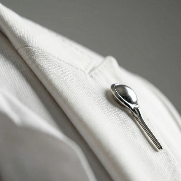 Stilren vit slim fit kostym, modern design med elegant passform för kontors- och festkläder.