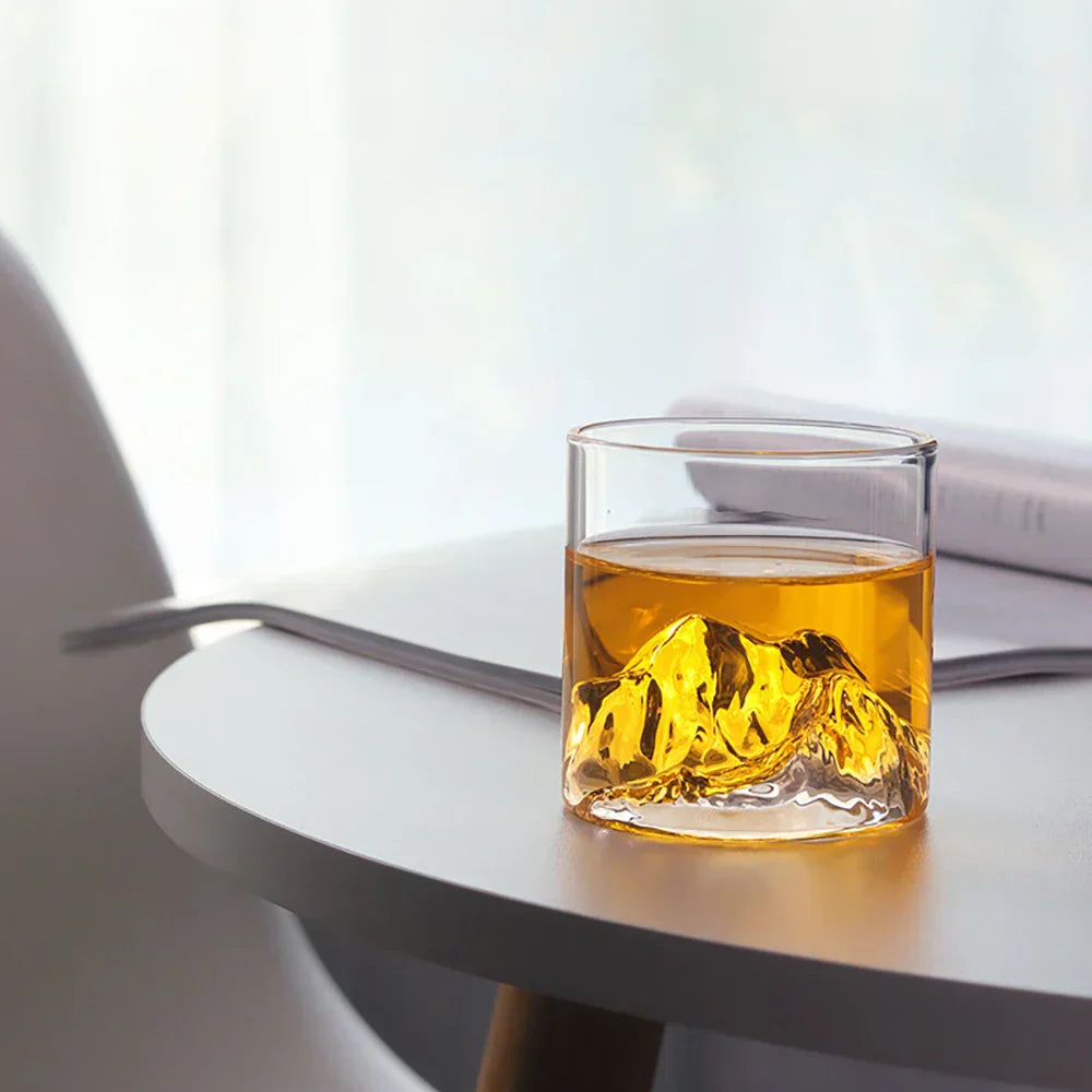 Elegant whiskyglas med unikt 3D bergdesign i botten, perfekt för finsmakaren. Högkvalitativt dryckesglas för hemmet.
