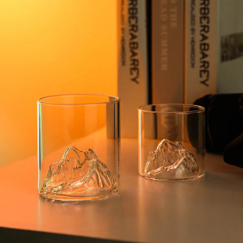 Exklusivt whiskyglas med stilren 3D bergdesign som förhöjer dryckesupplevelsen i din hembar. Perfekt presentidé.