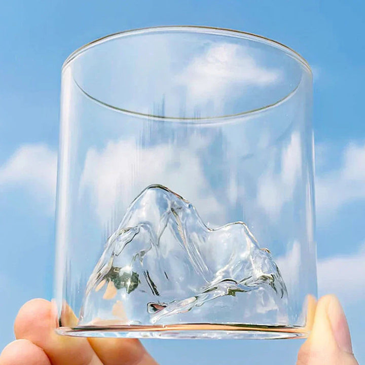 Unikt whiskyglas med 3D bergdesign, perfekt som elegant present för finsmakaren & entusiasten av högkvalitativa glas.