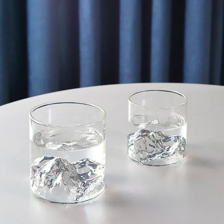 Stilrent dryckesglas med innovativ 3D bergdesign i botten. Ett elegant och högkvalitativt whiskyglas för finsmakare.