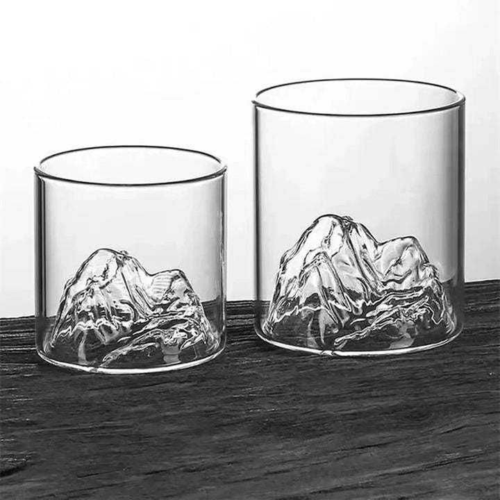 Robust och elegant whiskyglas för sprit, med klar glaskvalitet och inbyggd 3D bergdesign. Idealisk för hembar.