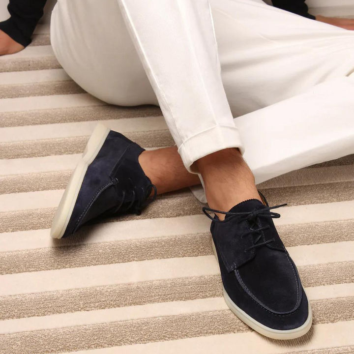 Eleganta beige herr loafers med snörning. Lyxiga och vårfräscha casual skor, bekväma för herrmode.
