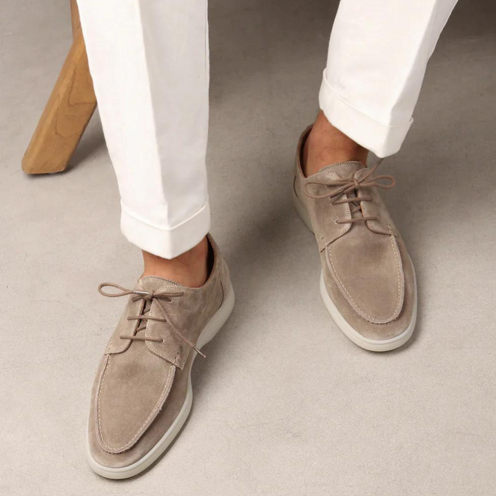 Klassiska svarta herr loafers med snörning, perfekta formella och sommarskor. Tidlösa och bekväma.