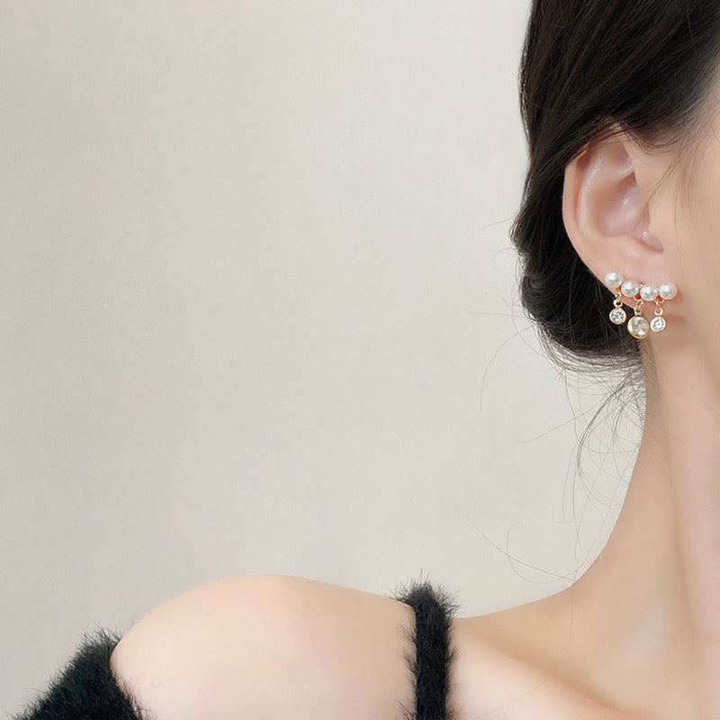 Eleganta böjda pärltofs örhängen för kvinnor i sterling silver, vita pärlor, modern design, nickelfri, glamourös look.