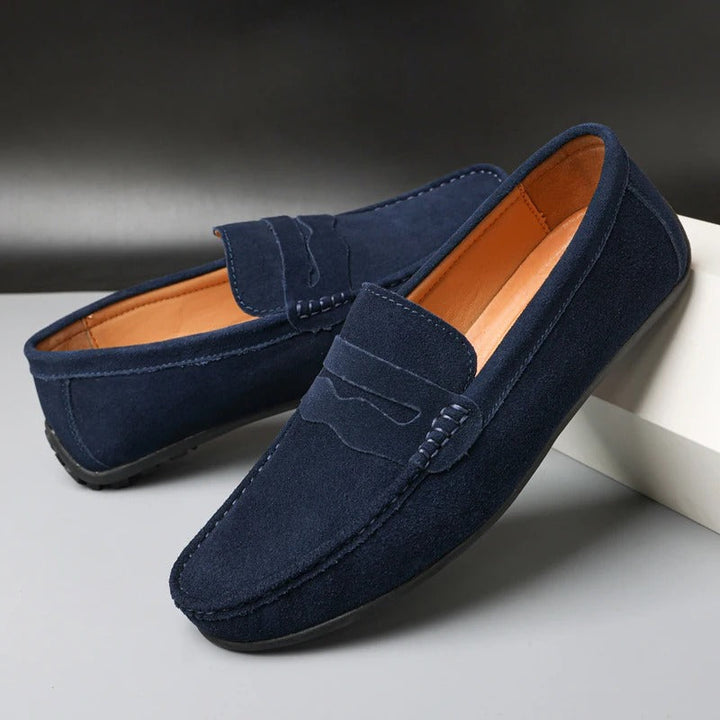 Eleganta bruna herrloafers för stil och komfort. Perfekta slip-on skor för alla tillfällen, året runt.