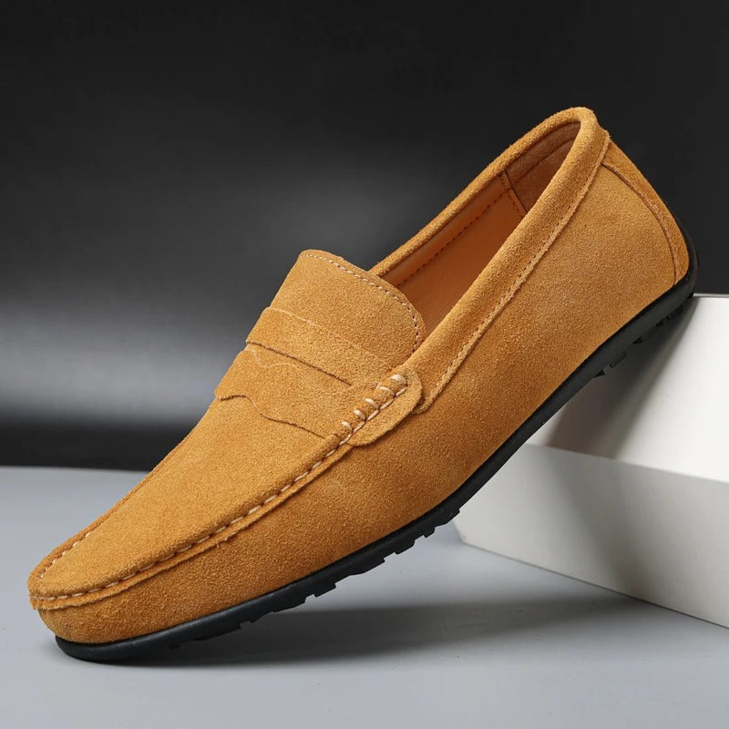 Klassiska blå herrloafers, slip-on design. Idealiska vardagsskor med en touch av elegans.