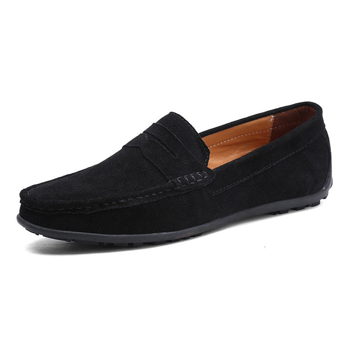Detaljbild på eleganta herrloafers i brunt läder. Bekväma slip-on skor med hög kvalitet.