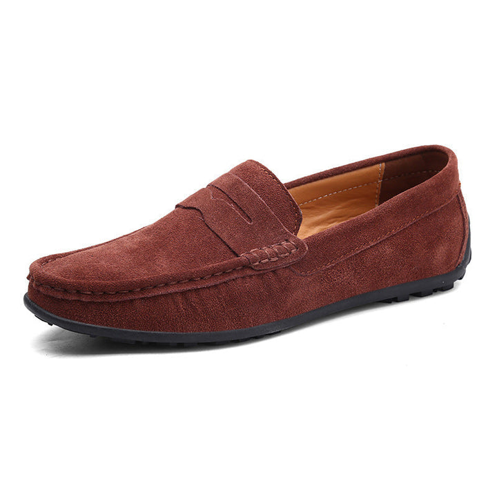 En man bär stilrena blå loafers. Perfekta bekväma herrskor för en elegant look.