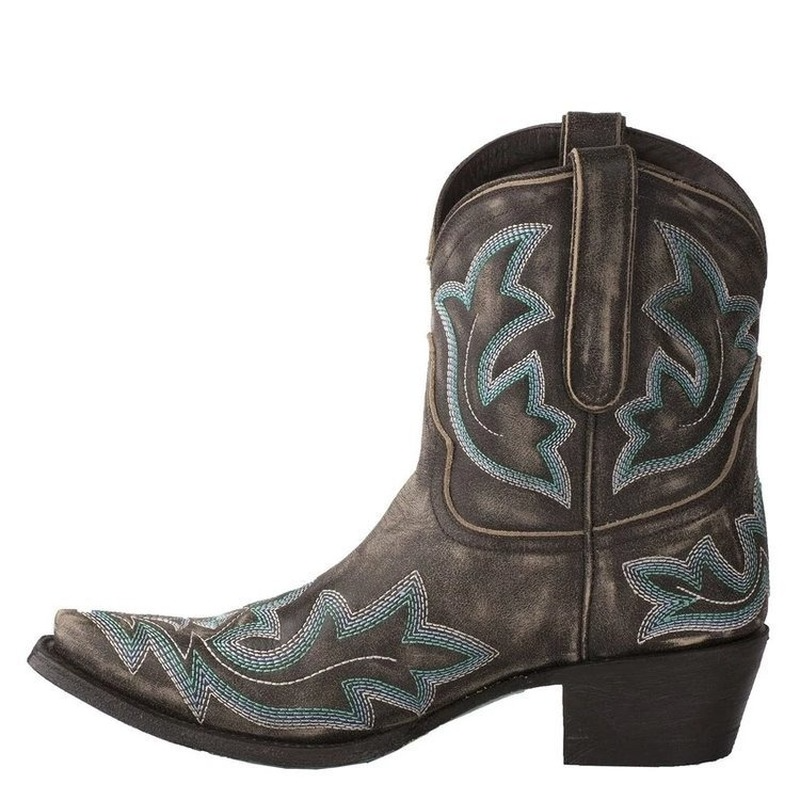 Eleganta dam cowboystövlar med detaljerade broderier i klassisk westernstil, perfekta höstskor.