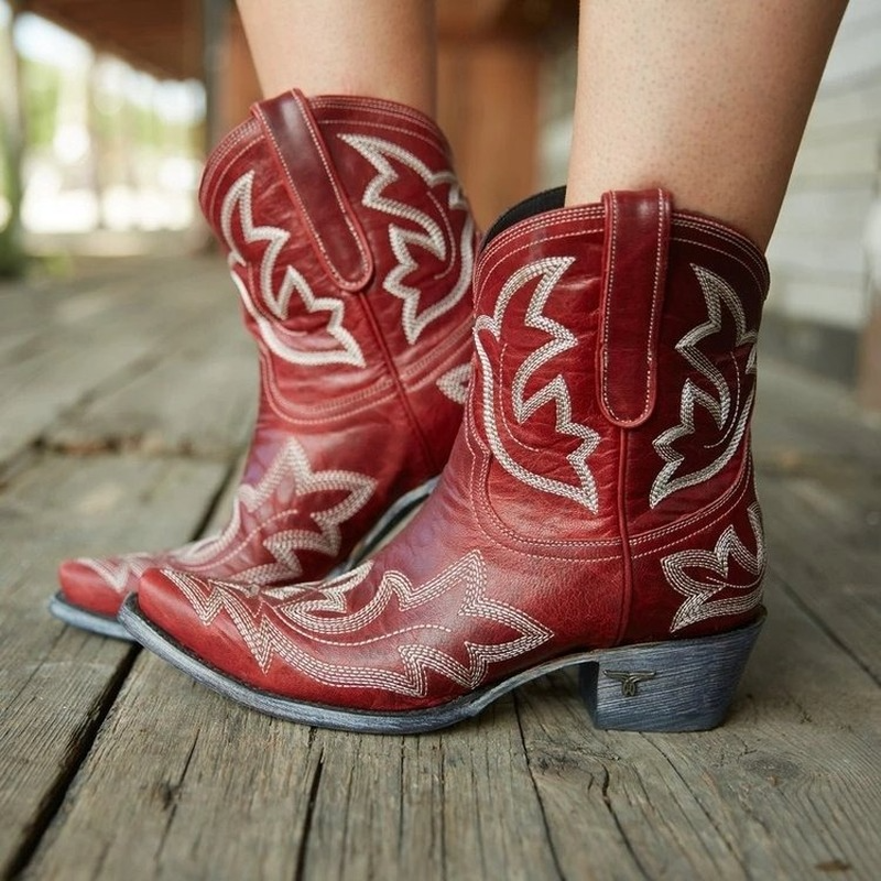 Gröna ankelstövlar i cowboystil med intrikata broderier, eleganta damstövlar för höstens mode.