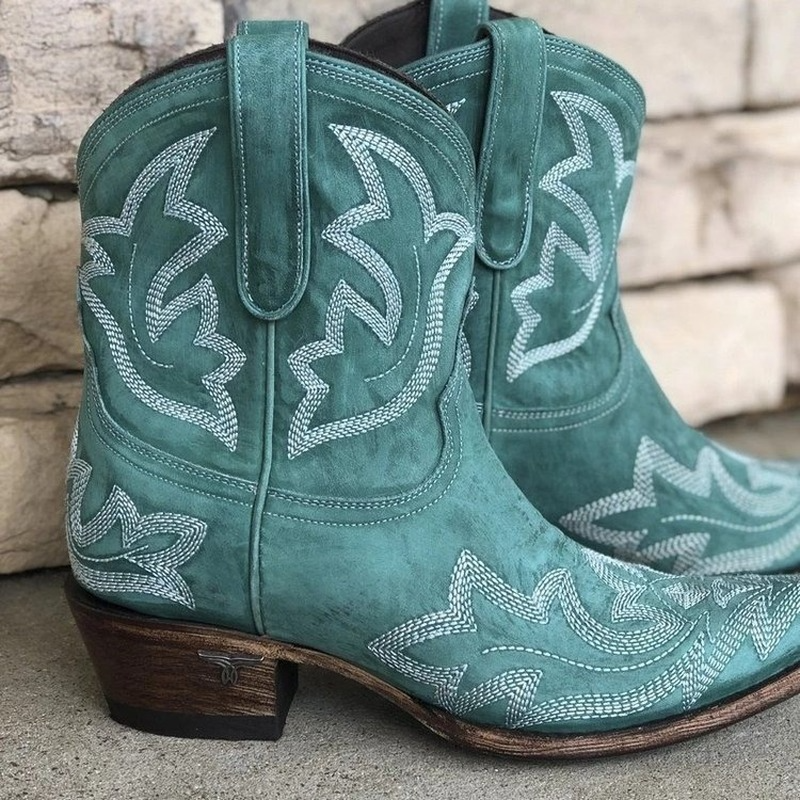 Fashionabla dam cowboystövlar med broderier, en statement höstsko i autentisk western design.